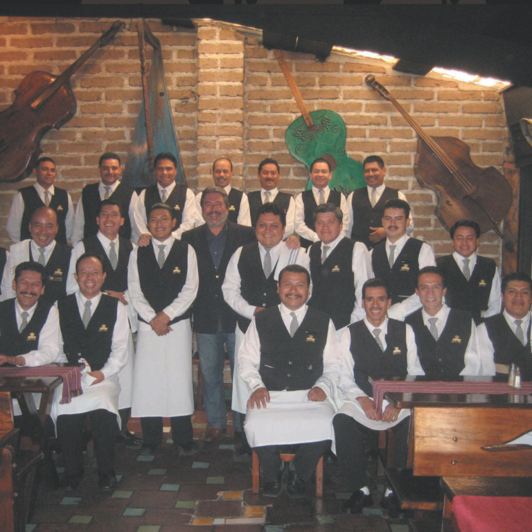 Hacienda Real Don-Enrique-con-meseros-uniforme-768x768 Nuestra Historia  