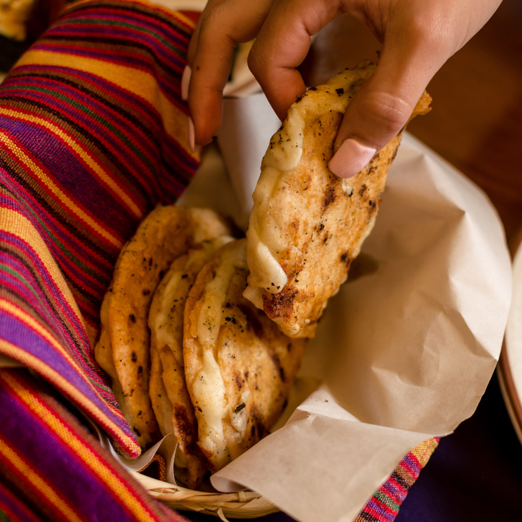 Hacienda Real 2 Platillos típicos guatemaltecos para compartir en un restaurante tradicional  